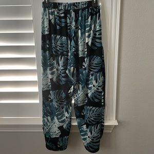 Show me ur Mumu Hawaiian Capri pants size small